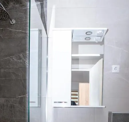 Jezero Apartman *