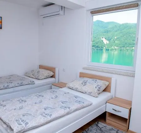 Jezero *